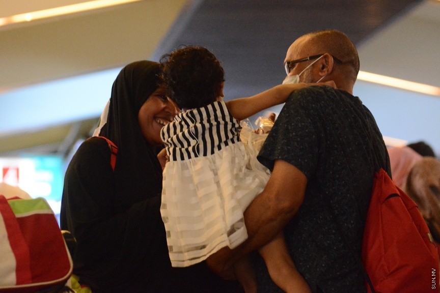 ދިވެހި ހައްޖާޖީއަކު އެއާޕޯޓުން ނުކުމެގެން އާއިލާއާ ބައްދަލުކުރަނީ --- ސަން ފޮޓޯ/ އަބްދުﷲ ހަފީޒް