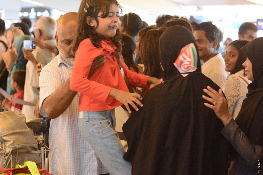 ދިވެހި ހައްޖާޖީއަކު އެއާޕޯޓުން ނުކުމެގެން އާއިލާއާ ބައްދަލުކުރަނީ --- ސަން ފޮޓޯ/ އަބްދުﷲ ހަފީޒް