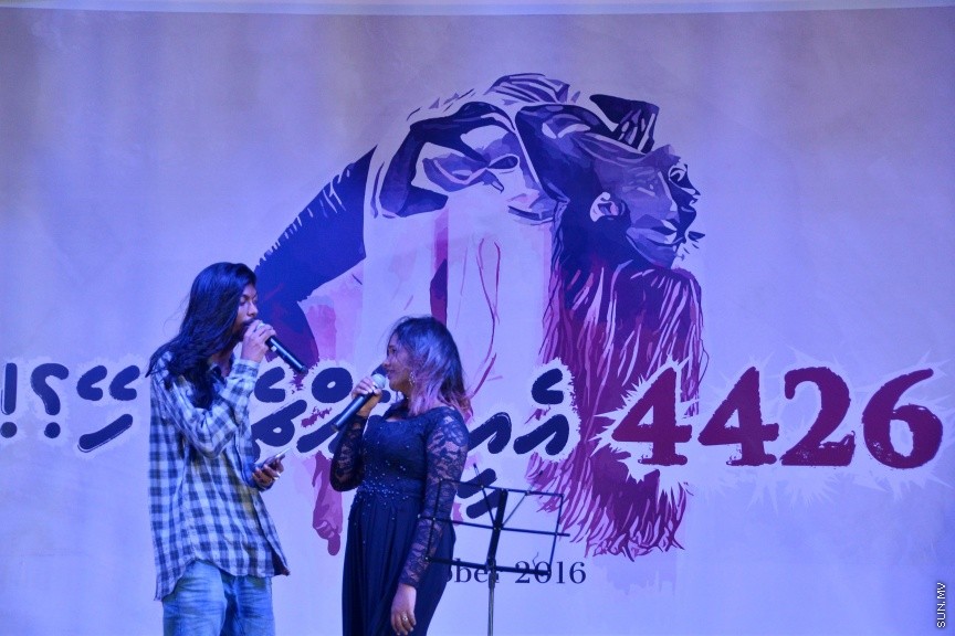 ސެޕްޓެމްބަރ 25، 2016: މަޝްހޫރު ޑައިރެކްޓަރު ފާތިމަތު ނަހުލާގެ ފިލްމް 4426ގެ ޕްރޮމޯޝަނަލް ލަވަ ރިލީޒް ކުރުމަށް ސޯޝަލް ސެންޓަރުގައި ބޭއްވި ޝޯގެ ތެރެއިން -- ސަން ފޮޓޯ/ ފަޔާޒު މޫސާ