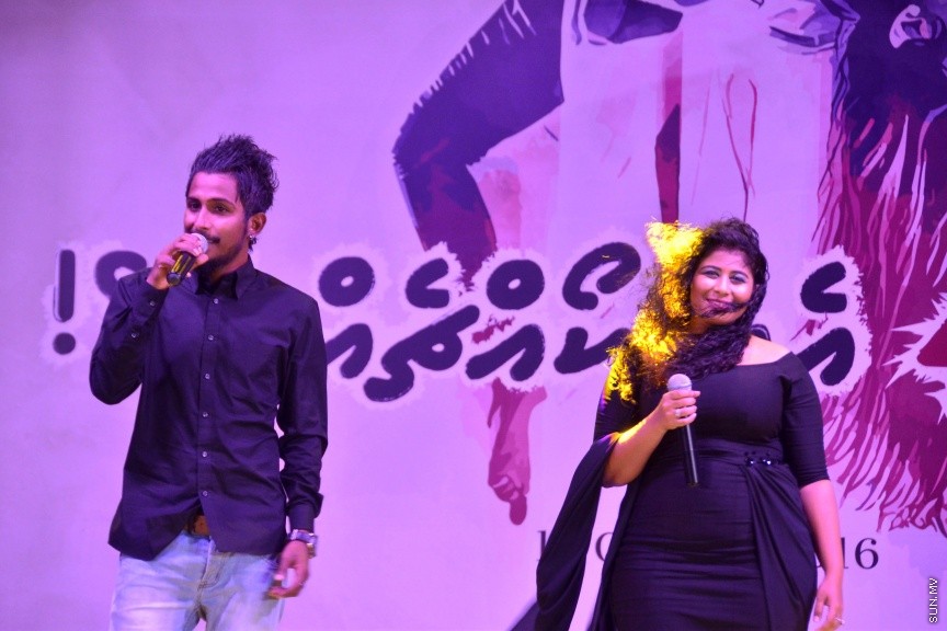 ސެޕްޓެމްބަރ 25، 2016: މަޝްހޫރު ޑައިރެކްޓަރު ފާތިމަތު ނަހުލާގެ ފިލްމް 4426ގެ ޕްރޮމޯޝަނަލް ލަވަ ރިލީޒް ކުރުމަށް ސޯޝަލް ސެންޓަރުގައި ބޭއްވި ޝޯގެ ތެރެއިން -- ސަން ފޮޓޯ/ ފަޔާޒު މޫސާ