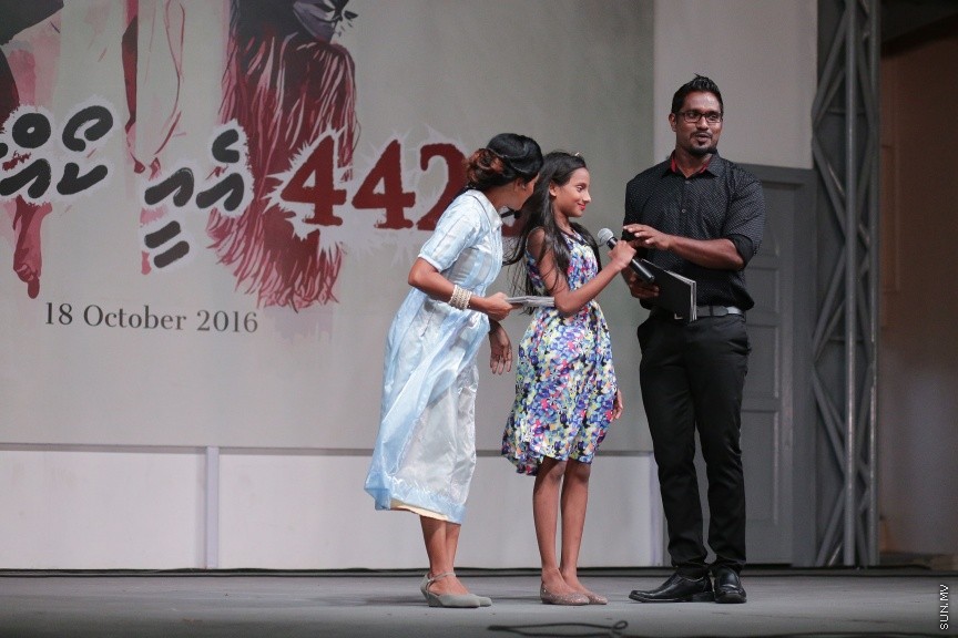 ސެޕްޓެމްބަރ 25، 2016: މަޝްހޫރު ޑައިރެކްޓަރު ފާތިމަތު ނަހުލާގެ ފިލްމް 4426ގެ ޕްރޮމޯޝަނަލް ލަވަ ރިލީޒް ކުރުމަށް ސޯޝަލް ސެންޓަރުގައި ބޭއްވި ޝޯގެ ތެރެއިން -- ސަން ފޮޓޯ/ ފަޔާޒު މޫސާ