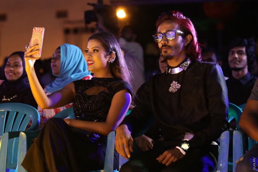 ސެޕްޓެމްބަރ 25، 2016: މަޝްހޫރު ޑައިރެކްޓަރު ފާތިމަތު ނަހުލާގެ ފިލްމް 4426ގެ ޕްރޮމޯޝަނަލް ލަވަ ރިލީޒް ކުރުމަށް ސޯޝަލް ސެންޓަރުގައި ބޭއްވި ޝޯގެ ތެރެއިން -- ސަން ފޮޓޯ/ ފަޔާޒު މޫސާ