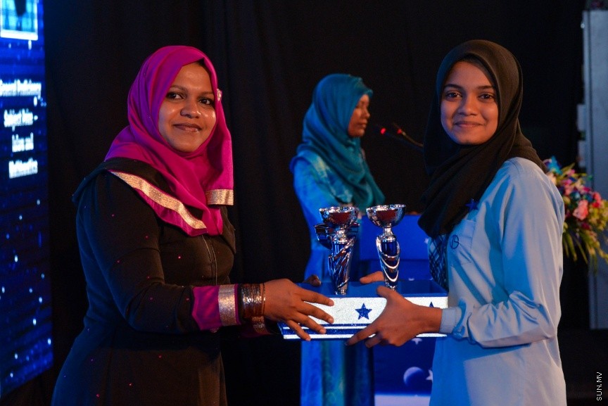 25 ސެޕްޓެމްބަރ 2016: ޖަމާލުއްދިީން ސްކޫލްގެ 2015ވަނަ އަހަރުގެ އަހަރީ އިނާމް ދިނުމުގެ ރަސްމިއްޔާތުގެ ތެރެއިން -- ސަން ފޮޓޯ/ މުހައްމަދު އަފްރާހް