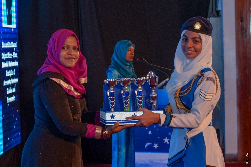 25 ސެޕްޓެމްބަރ 2016: ޖަމާލުއްދިީން ސްކޫލްގެ 2015ވަނަ އަހަރުގެ އަހަރީ އިނާމް ދިނުމުގެ ރަސްމިއްޔާތުގެ ތެރެއިން -- ސަން ފޮޓޯ/ މުހައްމަދު އަފްރާހް