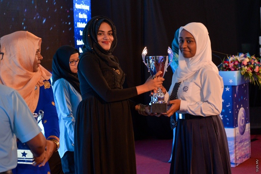 25 ސެޕްޓެމްބަރ 2016: ޖަމާލުއްދިީން ސްކޫލްގެ 2015ވަނަ އަހަރުގެ އަހަރީ އިނާމް ދިނުމުގެ ރަސްމިއްޔާތުގެ ތެރެއިން -- ސަން ފޮޓޯ/ މުހައްމަދު އަފްރާހް