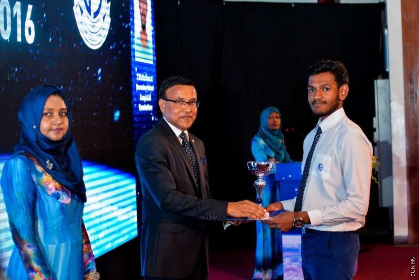 25 ސެޕްޓެމްބަރ 2016: ޖަމާލުއްދިީން ސްކޫލްގެ 2015ވަނަ އަހަރުގެ އަހަރީ އިނާމް ދިނުމުގެ ރަސްމިއްޔާތުގެ ތެރެއިން -- ސަން ފޮޓޯ/ މުހައްމަދު އަފްރާހް