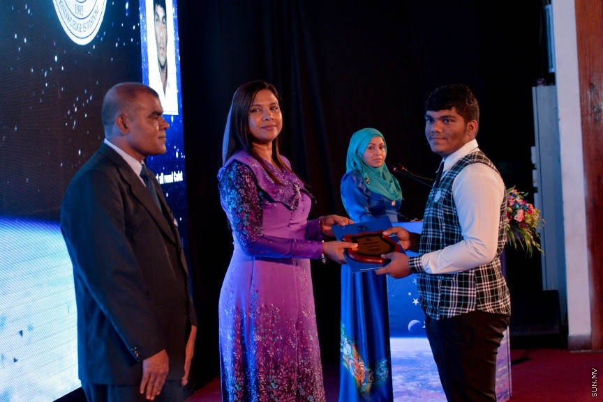 25 ސެޕްޓެމްބަރ 2016: ޖަމާލުއްދިީން ސްކޫލްގެ 2015ވަނަ އަހަރުގެ އަހަރީ އިނާމް ދިނުމުގެ ރަސްމިއްޔާތުގެ ތެރެއިން -- ސަން ފޮޓޯ/ މުހައްމަދު އަފްރާހް