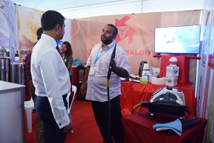 ސެޕްޓެމްބަރ 27، 2016: މޯލްޑިވްސް މެރިން އެކްސްޕޯ ހުޅުވުމަށް ހުޅުމާލޭގައި ބޭއްވި ހަފްލާގެ ތެރެއިން -- ސަން ފޮޓޯ/ ފަޔާޒު މޫސާ