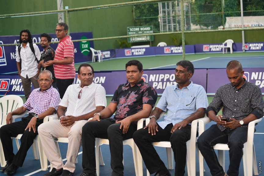 އެސްޓީއޯ ނިޕޮން ޕެއިންޓް ޓެނިސް ޗެމްޕިއަންޝިޕް ނިންމާލުމުގެ ރަސްމިއްޔާތުގެ ތެރެއިން --- ސަން ފޮޓޯ: މުހައްމަދު އަފްރާހް