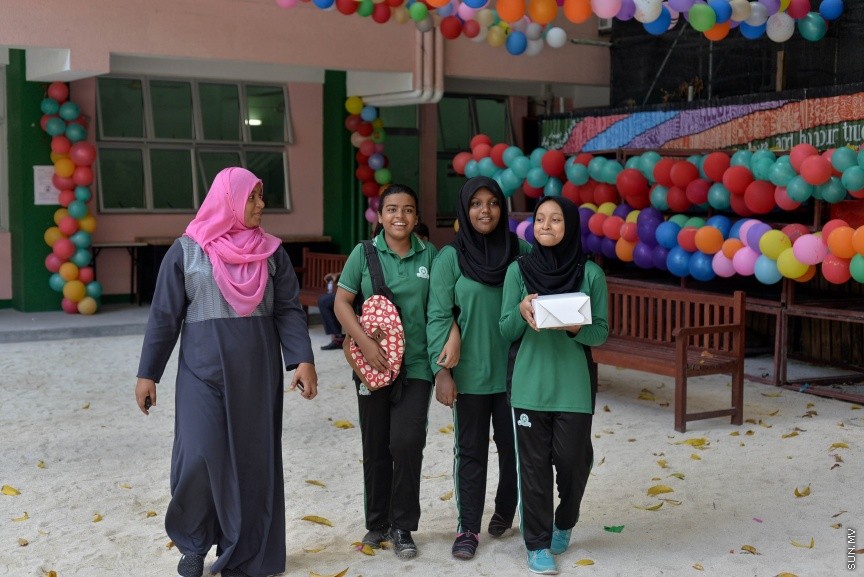 މުދައްރިސުންގެ ދުވަސް ފާހަގަކުރުމުގެ ގޮތުން އަމީނިއްޔާ ސްކޫލްގެ ދަރިވަރުންތަކެއް އެ ސްކޫލް ގޯތިތެރޭގައި އެކުދިންގެ މުދައްރިސަކަށް މަރުހަބާކިޔަނީ -- ސަން ފޮޓޯ: މުހައްމަދު އަފްރާހް
