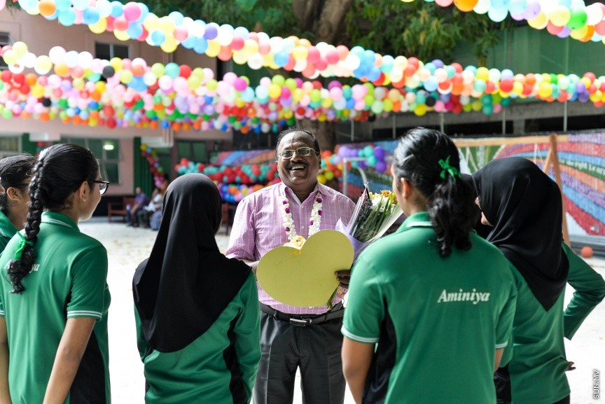 މުދައްރިސުންގެ ދުވަސް ފާހަގަކުރުމުގެ ގޮތުން އަމީނިއްޔާ ސްކޫލްގެ ދަރިވަރުންތަކެއް އެ ސްކޫލް ގޯތިތެރޭގައި އެކުދިންގެ މުދައްރިސަކަށް މަރުހަބާކިޔަނީ -- ސަން ފޮޓޯ: މުހައްމަދު އަފްރާހް

