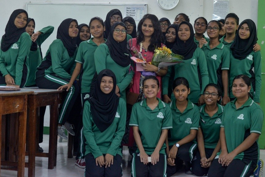 މުދައްރިސުންގެ ދުވަސް ފާހަގަކުރުމުގެ ގޮތުން އަމީނިއްޔާ ސްކޫލްގެ ދަރިވަރުންތަކެއް އެ ސްކޫލް ގޯތިތެރޭގައި އެކުދިންގެ މުދައްރިސަކަށް މަރުހަބާކިޔަނީ -- ސަން ފޮޓޯ: މުހައްމަދު އަފްރާހް
