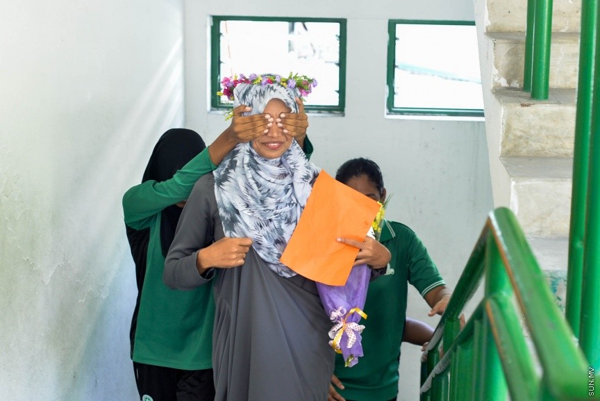 މުދައްރިސުންގެ ދުވަސް ފާހަގަކުރުމުގެ ގޮތުން އަމީނިއްޔާ ސްކޫލްގެ ދަރިވަރުންތަކެއް ކްލާސްޓީޗަރަށް ސަޕްރައިޒެއް ދެނީ -- ސަން ފޮޓޯ: މުހައްމަދު އަފްރާހް