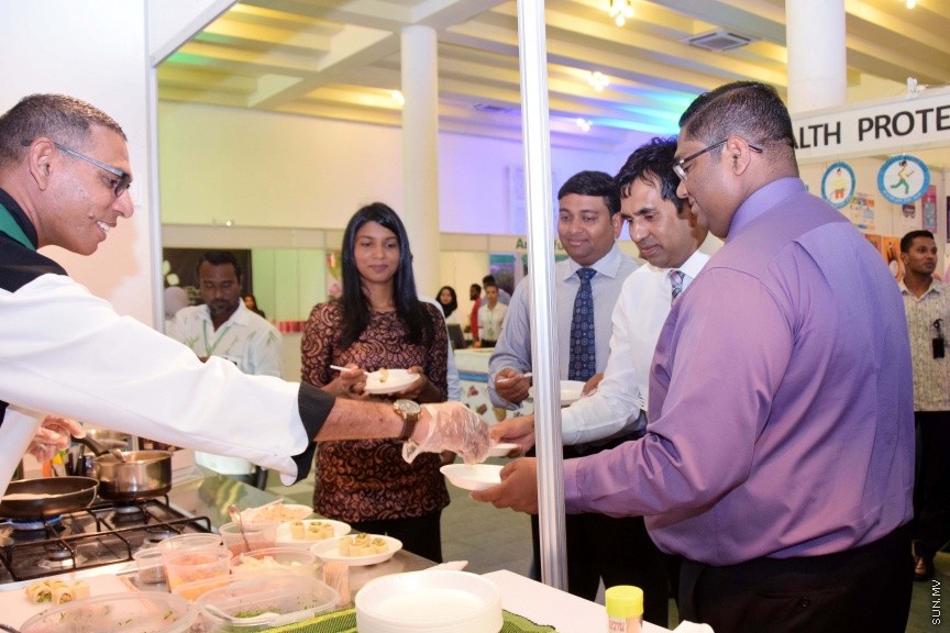 އޮކްޓޯބަރ 10، 2016: ދަނޑުވެރިންގެ ދުވަހާ ގުޅިގެން ދަރުބާރުގޭގައި ކުރިއަށް ދާ  ދަނޑުވެރިކަމުގެ ހާއްސަ މައުރަޒުގެ ތެރެއިން -- ސަން ފޮޓޯ/ ފަޔާޒު މޫސާ