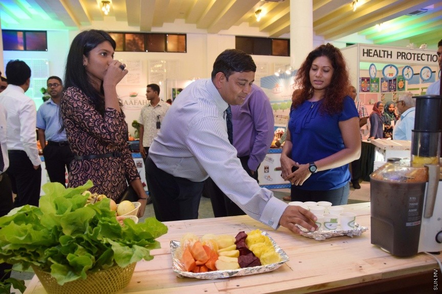 އޮކްޓޯބަރ 10، 2016: ދަނޑުވެރިންގެ ދުވަހާ ގުޅިގެން ދަރުބާރުގޭގައި ކުރިއަށް ދާ  ދަނޑުވެރިކަމުގެ ހާއްސަ މައުރަޒުގެ ތެރެއިން -- ސަން ފޮޓޯ/ ފަޔާޒު މޫސާ