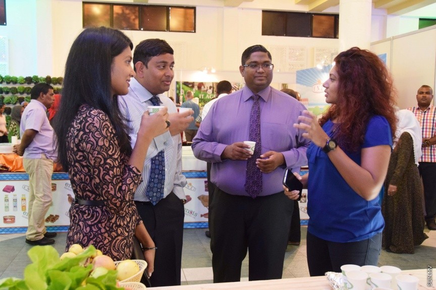 އޮކްޓޯބަރ 10، 2016: ދަނޑުވެރިންގެ ދުވަހާ ގުޅިގެން ދަރުބާރުގޭގައި ކުރިއަށް ދާ  ދަނޑުވެރިކަމުގެ ހާއްސަ މައުރަޒުގެ ތެރެއިން -- ސަން ފޮޓޯ/ ފަޔާޒު މޫސާ
