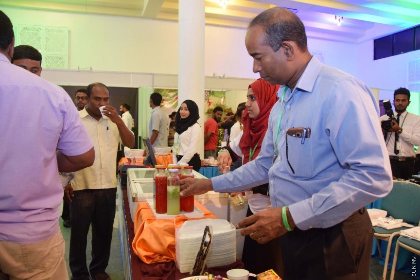 އޮކްޓޯބަރ 10، 2016: ދަނޑުވެރިންގެ ދުވަހާ ގުޅިގެން ދަރުބާރުގޭގައި ކުރިއަށް ދާ  ދަނޑުވެރިކަމުގެ ހާއްސަ މައުރަޒުގެ ތެރެއިން -- ސަން ފޮޓޯ/ ފަޔާޒު މޫސާ