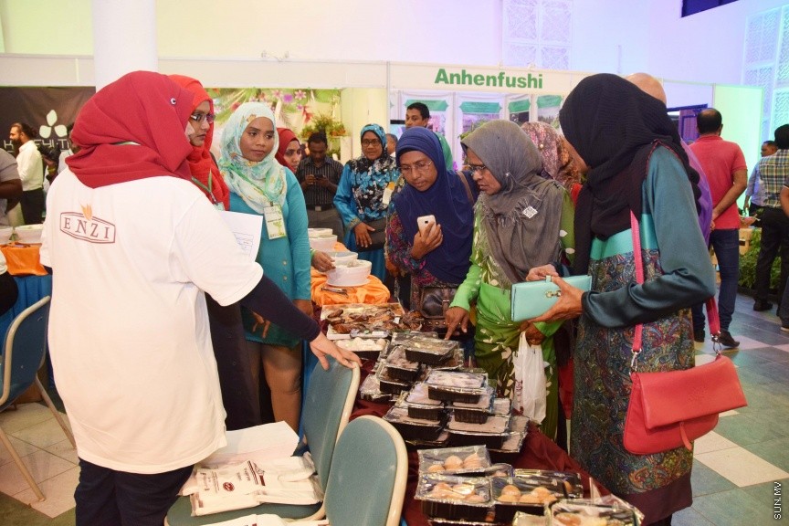 އޮކްޓޯބަރ 10، 2016: ދަނޑުވެރިންގެ ދުވަހާ ގުޅިގެން ދަރުބާރުގޭގައި ކުރިއަށް ދާ  ދަނޑުވެރިކަމުގެ ހާއްސަ މައުރަޒުގެ ތެރެއިން -- ސަން ފޮޓޯ/ ފަޔާޒު މޫސާ