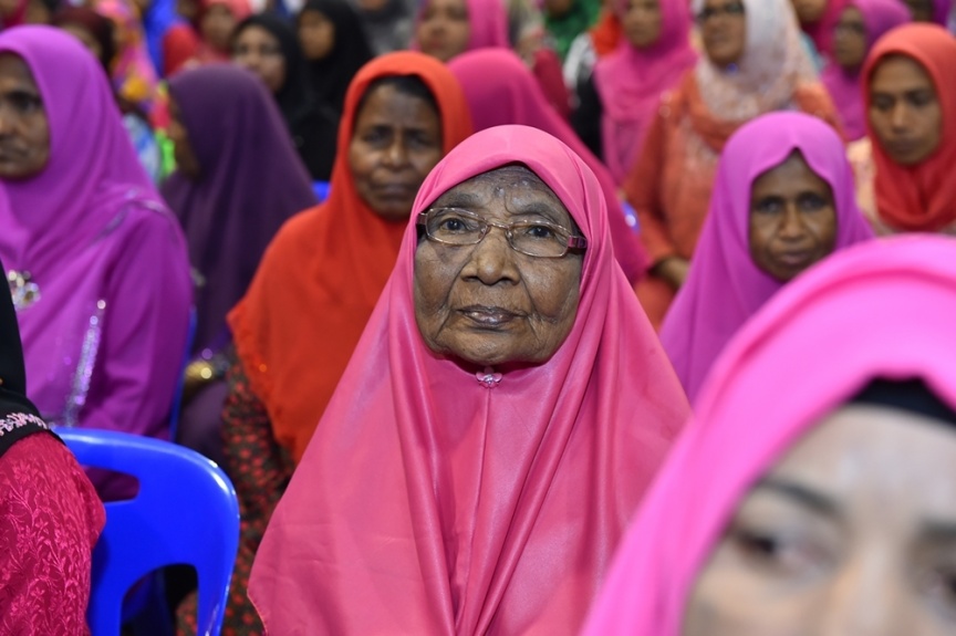 އޮކްޓޯބަރ 10، 2016: ފުވައްމުލައް ސިޓީގެ ފަނާއި ނަރުދަމާގެ ނިޒާމްގެ އަމަލީ މަސައްކަތް ފެއްޓެވުމަށް  ފުވައްމުލައް ސިޓީގައި  ބޭއްވި ޖަލްސާގެ ތެރެއިން -- ފޮޓޯ/ ރައީސް އޮފީސް