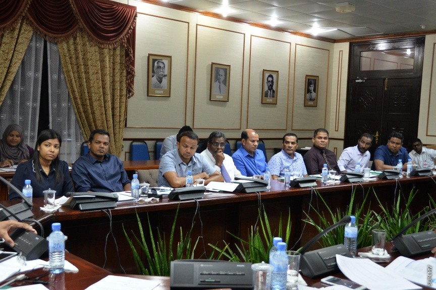 އޮކްޓޯބަރ 11، 2016: ކާޑުގެ ސަބްސިޑީ ކަނޑާލި މައްސަލައިގައި، ރައްޔިތުންގެ މަޖިލީހުގެ ސަރުކާރުގެ މަސްއޫލިއްޔަތު އަދާކުރާ މިންވަރު ބަލާ ކޮމިޓީއަށް  ބައެއް މިނިސްޓަރުންނާއި ސަރުކާރުން ކުންފުނިތަކުގެ ބައެއް  ބޭފުޅުން ހާޒިރުކުރުން -- ސަން ފޮޓޯ/ ފަޔާޒު މޫސާ