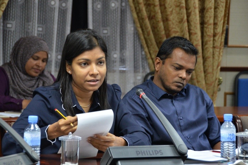 އޮކްޓޯބަރ 11، 2016: ކާޑުގެ ސަބްސިޑީ ކަނޑާލި މައްސަލައިގައި، ރައްޔިތުންގެ މަޖިލީހުގެ ސަރުކާރުގެ މަސްއޫލިއްޔަތު އަދާކުރާ މިންވަރު ބަލާ ކޮމިޓީއަށް  ބައެއް މިނިސްޓަރުންނާއި ސަރުކާރުން ކުންފުނިތަކުގެ ބައެއް  ބޭފުޅުން ހާޒިރުކުރުން -- ސަން ފޮޓޯ/ ފަޔާޒު މޫސާ