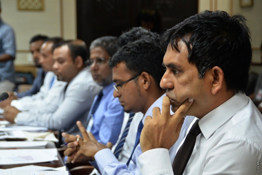 އޮކްޓޯބަރ 11، 2016: ކާޑުގެ ސަބްސިޑީ ކަނޑާލި މައްސަލައިގައި، ރައްޔިތުންގެ މަޖިލީހުގެ ސަރުކާރުގެ މަސްއޫލިއްޔަތު އަދާކުރާ މިންވަރު ބަލާ ކޮމިޓީއަށް  ބައެއް މިނިސްޓަރުންނާއި ސަރުކާރުން ކުންފުނިތަކުގެ ބައެއް  ބޭފުޅުން ހާޒިރުކުރުން -- ސަން ފޮޓޯ/ ފަޔާޒު މޫސާ