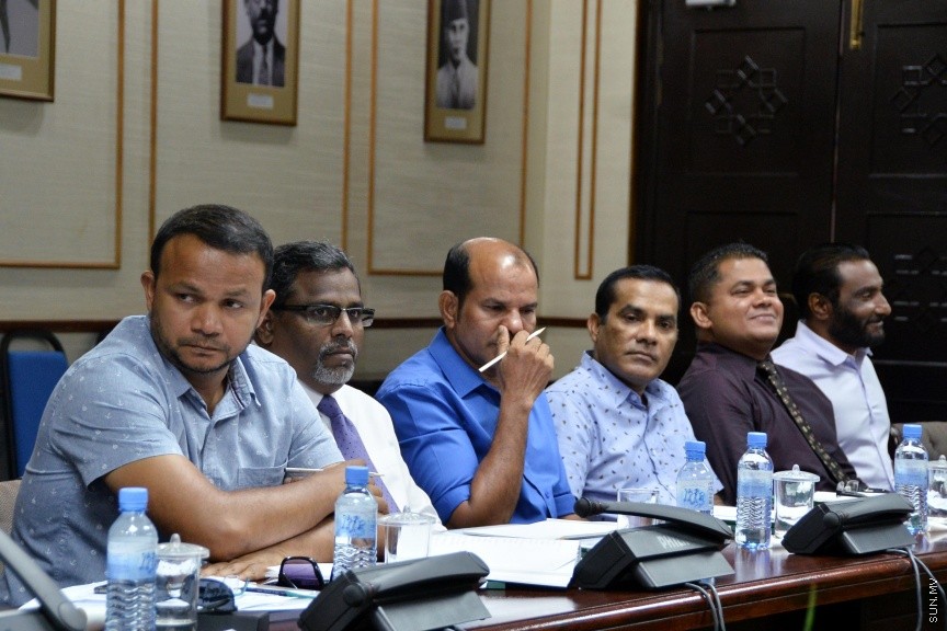 އޮކްޓޯބަރ 11، 2016: ކާޑުގެ ސަބްސިޑީ ކަނޑާލި މައްސަލައިގައި، ރައްޔިތުންގެ މަޖިލީހުގެ ސަރުކާރުގެ މަސްއޫލިއްޔަތު އަދާކުރާ މިންވަރު ބަލާ ކޮމިޓީއަށް  ބައެއް މިނިސްޓަރުންނާއި ސަރުކާރުން ކުންފުނިތަކުގެ ބައެއް  ބޭފުޅުން ހާޒިރުކުރުން -- ސަން ފޮޓޯ/ ފަޔާޒު މޫސާ