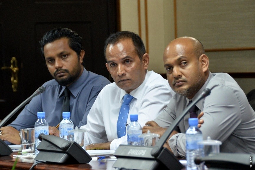 އޮކްޓޯބަރ 11، 2016: ކާޑުގެ ސަބްސިޑީ ކަނޑާލި މައްސަލައިގައި، ރައްޔިތުންގެ މަޖިލީހުގެ ސަރުކާރުގެ މަސްއޫލިއްޔަތު އަދާކުރާ މިންވަރު ބަލާ ކޮމިޓީއަށް  ބައެއް މިނިސްޓަރުންނާއި ސަރުކާރުން ކުންފުނިތަކުގެ ބައެއް  ބޭފުޅުން ހާޒިރުކުރުން -- ސަން ފޮޓޯ/ ފަޔާޒު މޫސާ