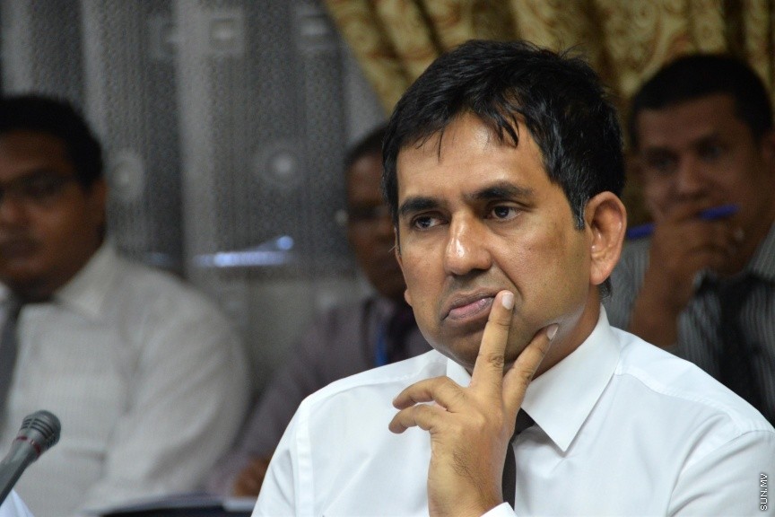 އޮކްޓޯބަރ 11، 2016: ކާޑުގެ ސަބްސިޑީ ކަނޑާލި މައްސަލައިގައި، ރައްޔިތުންގެ މަޖިލީހުގެ ސަރުކާރުގެ މަސްއޫލިއްޔަތު އަދާކުރާ މިންވަރު ބަލާ ކޮމިޓީއަށް  ބައެއް މިނިސްޓަރުންނާއި ސަރުކާރުން ކުންފުނިތަކުގެ ބައެއް  ބޭފުޅުން ހާޒިރުކުރުން -- ސަން ފޮޓޯ/ ފަޔާޒު މޫސާ