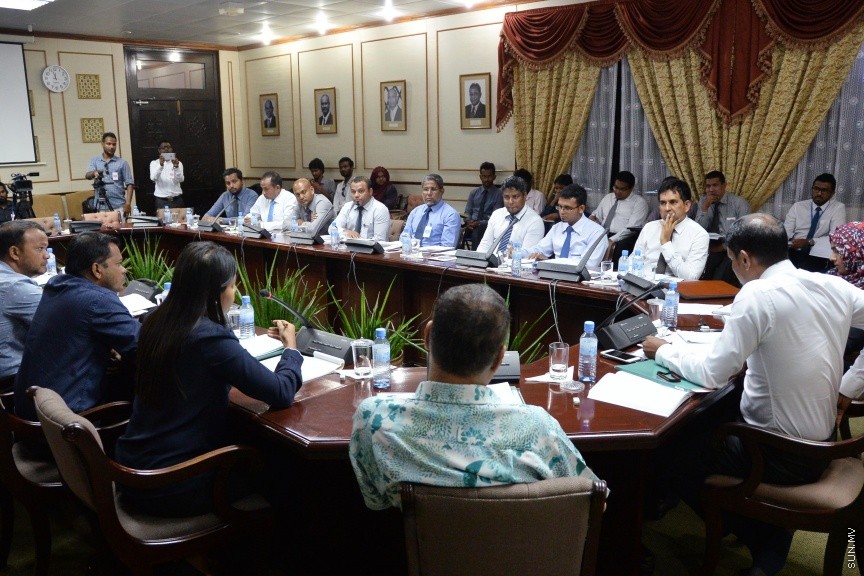 އޮކްޓޯބަރ 11، 2016: ކާޑުގެ ސަބްސިޑީ ކަނޑާލި މައްސަލައިގައި، ރައްޔިތުންގެ މަޖިލީހުގެ ސަރުކާރުގެ މަސްއޫލިއްޔަތު އަދާކުރާ މިންވަރު ބަލާ ކޮމިޓީއަށް  ބައެއް މިނިސްޓަރުންނާއި ސަރުކާރުން ކުންފުނިތަކުގެ ބައެއް  ބޭފުޅުން ހާޒިރުކުރުން -- ސަން ފޮޓޯ/ ފަޔާޒު މޫސާ