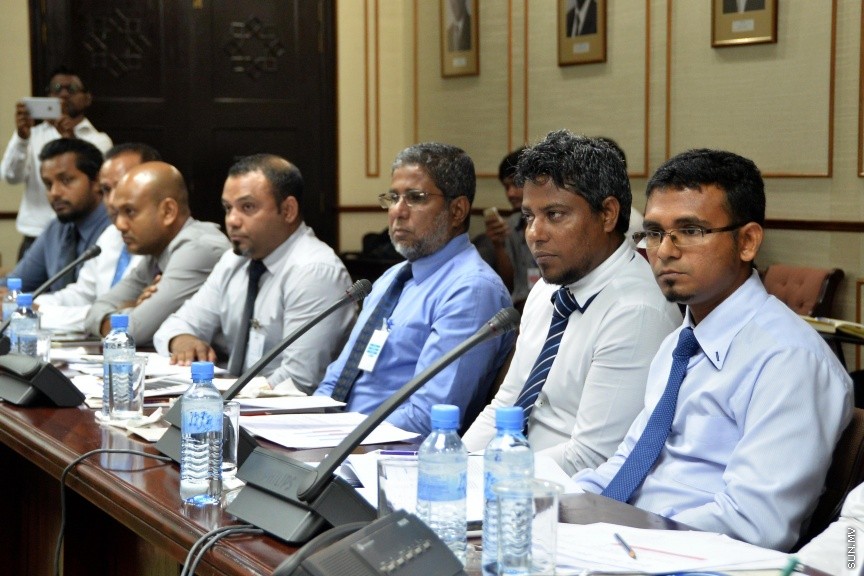 އޮކްޓޯބަރ 11، 2016: ކާޑުގެ ސަބްސިޑީ ކަނޑާލި މައްސަލައިގައި، ރައްޔިތުންގެ މަޖިލީހުގެ ސަރުކާރުގެ މަސްއޫލިއްޔަތު އަދާކުރާ މިންވަރު ބަލާ ކޮމިޓީއަށް  ބައެއް މިނިސްޓަރުންނާއި ސަރުކާރުން ކުންފުނިތަކުގެ ބައެއް  ބޭފުޅުން ހާޒިރުކުރުން -- ސަން ފޮޓޯ/ ފަޔާޒު މޫސާ