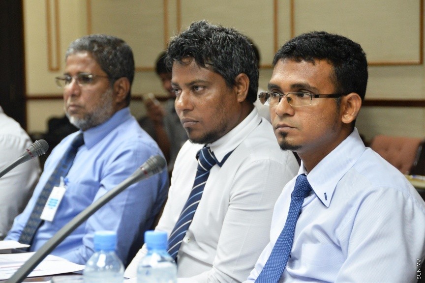 އޮކްޓޯބަރ 11، 2016: ކާޑުގެ ސަބްސިޑީ ކަނޑާލި މައްސަލައިގައި، ރައްޔިތުންގެ މަޖިލީހުގެ ސަރުކާރުގެ މަސްއޫލިއްޔަތު އަދާކުރާ މިންވަރު ބަލާ ކޮމިޓީއަށް  ބައެއް މިނިސްޓަރުންނާއި ސަރުކާރުން ކުންފުނިތަކުގެ ބައެއް  ބޭފުޅުން ހާޒިރުކުރުން -- ސަން ފޮޓޯ/ ފަޔާޒު މޫސާ