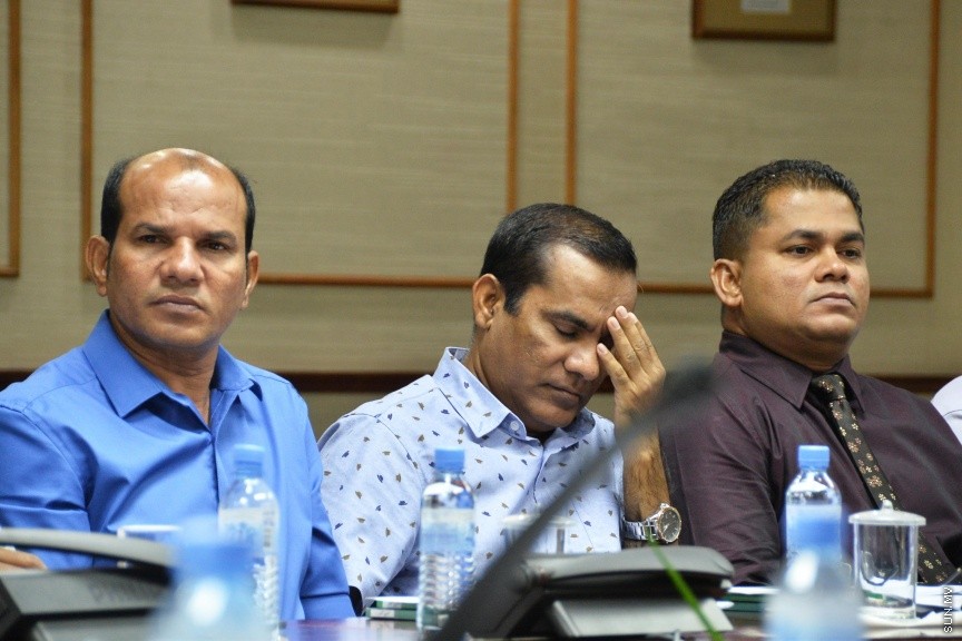 އޮކްޓޯބަރ 11، 2016: ކާޑުގެ ސަބްސިޑީ ކަނޑާލި މައްސަލައިގައި، ރައްޔިތުންގެ މަޖިލީހުގެ ސަރުކާރުގެ މަސްއޫލިއްޔަތު އަދާކުރާ މިންވަރު ބަލާ ކޮމިޓީއަށް  ބައެއް މިނިސްޓަރުންނާއި ސަރުކާރުން ކުންފުނިތަކުގެ ބައެއް  ބޭފުޅުން ހާޒިރުކުރުން -- ސަން ފޮޓޯ/ ފަޔާޒު މޫސާ