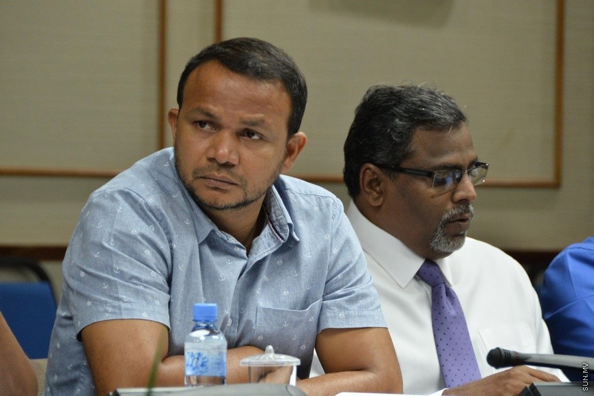 އޮކްޓޯބަރ 11، 2016: ކާޑުގެ ސަބްސިޑީ ކަނޑާލި މައްސަލައިގައި، ރައްޔިތުންގެ މަޖިލީހުގެ ސަރުކާރުގެ މަސްއޫލިއްޔަތު އަދާކުރާ މިންވަރު ބަލާ ކޮމިޓީއަށް  ބައެއް މިނިސްޓަރުންނާއި ސަރުކާރުން ކުންފުނިތަކުގެ ބައެއް  ބޭފުޅުން ހާޒިރުކުރުން -- ސަން ފޮޓޯ/ ފަޔާޒު މޫސާ