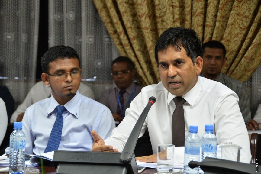 އޮކްޓޯބަރ 11، 2016: ކާޑުގެ ސަބްސިޑީ ކަނޑާލި މައްސަލައިގައި، ރައްޔިތުންގެ މަޖިލީހުގެ ސަރުކާރުގެ މަސްއޫލިއްޔަތު އަދާކުރާ މިންވަރު ބަލާ ކޮމިޓީއަށް  ބައެއް މިނިސްޓަރުންނާއި ސަރުކާރުން ކުންފުނިތަކުގެ ބައެއް  ބޭފުޅުން ހާޒިރުކުރުން -- ސަން ފޮޓޯ/ ފަޔާޒު މޫސާ