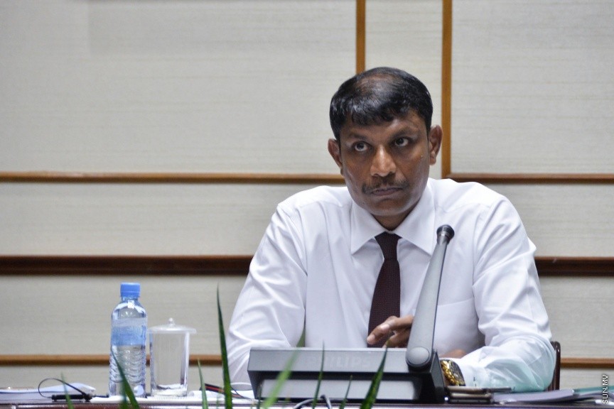 އޮކްޓޯބަރ 11، 2016: ކާޑުގެ ސަބްސިޑީ ކަނޑާލި މައްސަލައިގައި، ރައްޔިތުންގެ މަޖިލީހުގެ ސަރުކާރުގެ މަސްއޫލިއްޔަތު އަދާކުރާ މިންވަރު ބަލާ ކޮމިޓީއަށް  ބައެއް މިނިސްޓަރުންނާއި ސަރުކާރުން ކުންފުނިތަކުގެ ބައެއް  ބޭފުޅުން ހާޒިރުކުރުން -- ސަން ފޮޓޯ/ ފަޔާޒު މޫސާ