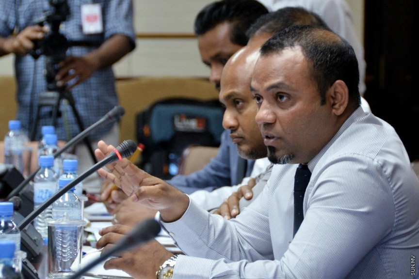 އޮކްޓޯބަރ 11، 2016: ކާޑުގެ ސަބްސިޑީ ކަނޑާލި މައްސަލައިގައި، ރައްޔިތުންގެ މަޖިލީހުގެ ސަރުކާރުގެ މަސްއޫލިއްޔަތު އަދާކުރާ މިންވަރު ބަލާ ކޮމިޓީއަށް  ބައެއް މިނިސްޓަރުންނާއި ސަރުކާރުން ކުންފުނިތަކުގެ ބައެއް  ބޭފުޅުން ހާޒިރުކުރުން -- ސަން ފޮޓޯ/ ފަޔާޒު މޫސާ