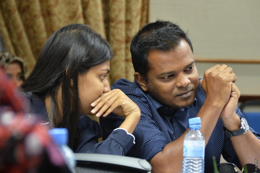 އޮކްޓޯބަރ 11، 2016: ކާޑުގެ ސަބްސިޑީ ކަނޑާލި މައްސަލައިގައި، ރައްޔިތުންގެ މަޖިލީހުގެ ސަރުކާރުގެ މަސްއޫލިއްޔަތު އަދާކުރާ މިންވަރު ބަލާ ކޮމިޓީއަށް  ބައެއް މިނިސްޓަރުންނާއި ސަރުކާރުން ކުންފުނިތަކުގެ ބައެއް  ބޭފުޅުން ހާޒިރުކުރުން -- ސަން ފޮޓޯ/ ފަޔާޒު މޫސާ