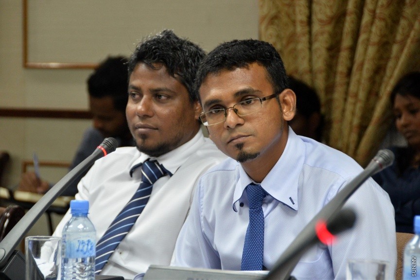އޮކްޓޯބަރ 11، 2016: ކާޑުގެ ސަބްސިޑީ ކަނޑާލި މައްސަލައިގައި، ރައްޔިތުންގެ މަޖިލީހުގެ ސަރުކާރުގެ މަސްއޫލިއްޔަތު އަދާކުރާ މިންވަރު ބަލާ ކޮމިޓީއަށް  ބައެއް މިނިސްޓަރުންނާއި ސަރުކާރުން ކުންފުނިތަކުގެ ބައެއް  ބޭފުޅުން ހާޒިރުކުރުން -- ސަން ފޮޓޯ/ ފަޔާޒު މޫސާ
