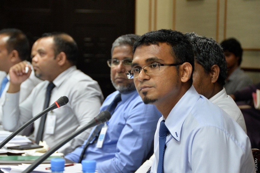 އޮކްޓޯބަރ 11، 2016: ކާޑުގެ ސަބްސިޑީ ކަނޑާލި މައްސަލައިގައި، ރައްޔިތުންގެ މަޖިލީހުގެ ސަރުކާރުގެ މަސްއޫލިއްޔަތު އަދާކުރާ މިންވަރު ބަލާ ކޮމިޓީއަށް  ބައެއް މިނިސްޓަރުންނާއި ސަރުކާރުން ކުންފުނިތަކުގެ ބައެއް  ބޭފުޅުން ހާޒިރުކުރުން -- ސަން ފޮޓޯ/ ފަޔާޒު މޫސާ