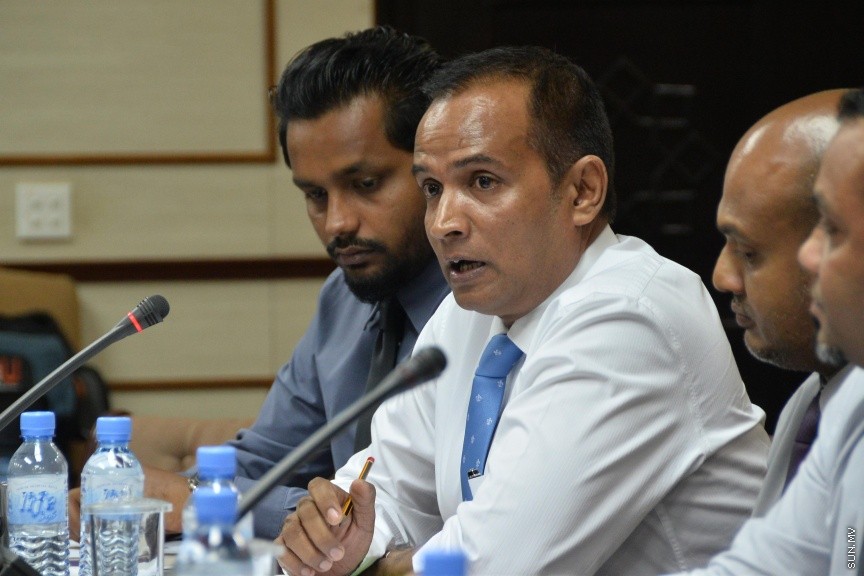 އޮކްޓޯބަރ 11، 2016: ކާޑުގެ ސަބްސިޑީ ކަނޑާލި މައްސަލައިގައި، ރައްޔިތުންގެ މަޖިލީހުގެ ސަރުކާރުގެ މަސްއޫލިއްޔަތު އަދާކުރާ މިންވަރު ބަލާ ކޮމިޓީއަށް  ބައެއް މިނިސްޓަރުންނާއި ސަރުކާރުން ކުންފުނިތަކުގެ ބައެއް  ބޭފުޅުން ހާޒިރުކުރުން -- ސަން ފޮޓޯ/ ފަޔާޒު މޫސާ