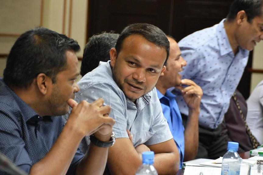 އޮކްޓޯބަރ 11، 2016: ކާޑުގެ ސަބްސިޑީ ކަނޑާލި މައްސަލައިގައި، ރައްޔިތުންގެ މަޖިލީހުގެ ސަރުކާރުގެ މަސްއޫލިއްޔަތު އަދާކުރާ މިންވަރު ބަލާ ކޮމިޓީއަށް  ބައެއް މިނިސްޓަރުންނާއި ސަރުކާރުން ކުންފުނިތަކުގެ ބައެއް  ބޭފުޅުން ހާޒިރުކުރުން -- ސަން ފޮޓޯ/ ފަޔާޒު މޫސާ