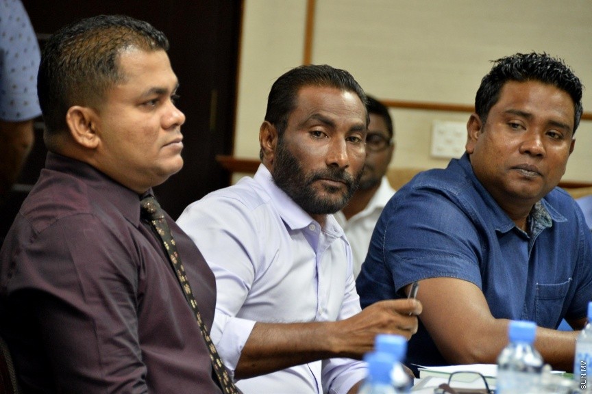 އޮކްޓޯބަރ 11، 2016: ކާޑުގެ ސަބްސިޑީ ކަނޑާލި މައްސަލައިގައި، ރައްޔިތުންގެ މަޖިލީހުގެ ސަރުކާރުގެ މަސްއޫލިއްޔަތު އަދާކުރާ މިންވަރު ބަލާ ކޮމިޓީއަށް  ބައެއް މިނިސްޓަރުންނާއި ސަރުކާރުން ކުންފުނިތަކުގެ ބައެއް  ބޭފުޅުން ހާޒިރުކުރުން -- ސަން ފޮޓޯ/ ފަޔާޒު މޫސާ