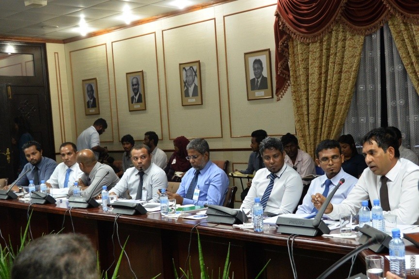 އޮކްޓޯބަރ 11، 2016: ކާޑުގެ ސަބްސިޑީ ކަނޑާލި މައްސަލައިގައި، ރައްޔިތުންގެ މަޖިލީހުގެ ސަރުކާރުގެ މަސްއޫލިއްޔަތު އަދާކުރާ މިންވަރު ބަލާ ކޮމިޓީއަށް  ބައެއް މިނިސްޓަރުންނާއި ސަރުކާރުން ކުންފުނިތަކުގެ ބައެއް  ބޭފުޅުން ހާޒިރުކުރުން -- ސަން ފޮޓޯ/ ފަޔާޒު މޫސާ