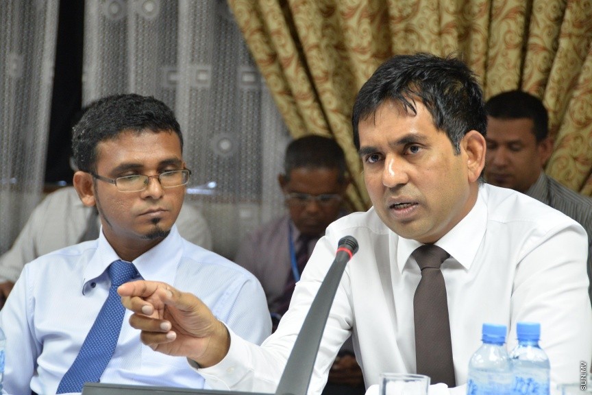 އޮކްޓޯބަރ 11، 2016: ކާޑުގެ ސަބްސިޑީ ކަނޑާލި މައްސަލައިގައި، ރައްޔިތުންގެ މަޖިލީހުގެ ސަރުކާރުގެ މަސްއޫލިއްޔަތު އަދާކުރާ މިންވަރު ބަލާ ކޮމިޓީއަށް  ބައެއް މިނިސްޓަރުންނާއި ސަރުކާރުން ކުންފުނިތަކުގެ ބައެއް  ބޭފުޅުން ހާޒިރުކުރުން -- ސަން ފޮޓޯ/ ފަޔާޒު މޫސާ