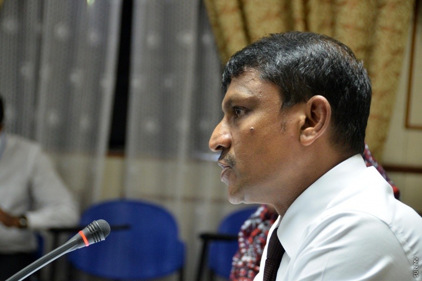 އޮކްޓޯބަރ 11، 2016: ކާޑުގެ ސަބްސިޑީ ކަނޑާލި މައްސަލައިގައި، ރައްޔިތުންގެ މަޖިލީހުގެ ސަރުކާރުގެ މަސްއޫލިއްޔަތު އަދާކުރާ މިންވަރު ބަލާ ކޮމިޓީއަށް  ބައެއް މިނިސްޓަރުންނާއި ސަރުކާރުން ކުންފުނިތަކުގެ ބައެއް  ބޭފުޅުން ހާޒިރުކުރުން -- ސަން ފޮޓޯ/ ފަޔާޒު މޫސާ