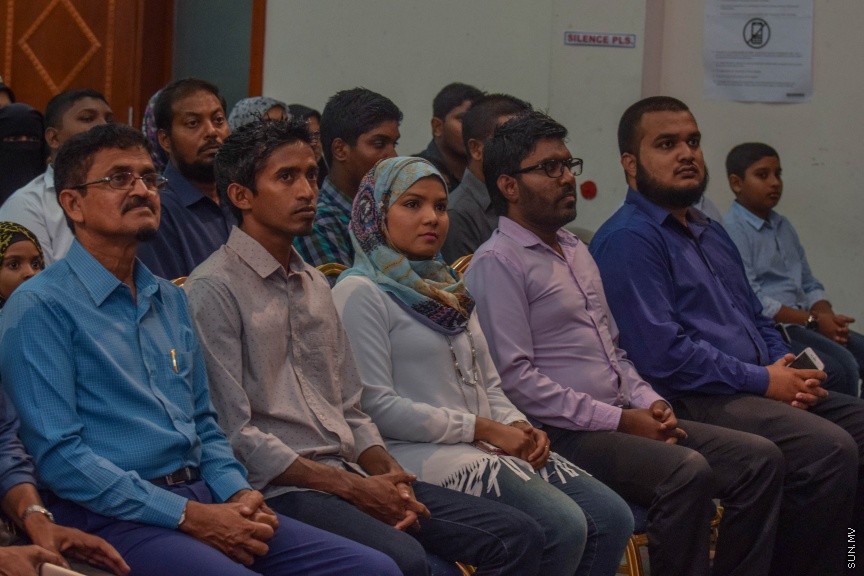 11 އޮކްޓޯބަރ 2016: ސަން ޤުރުއާން މުބާރާތް އަދި މަދަހަ މުބާރާތުގެ ނަތީޖާފާޅުކުރުމަށް މިރޭ އަހްމަދިއްޔާ އިންޓަނޭޝަނަލް ސުކޫލްގައި ބޭއްވި ރަސްމިއްޔާތުގެ ތެރެއިން---ސަން ފޮޓޯ