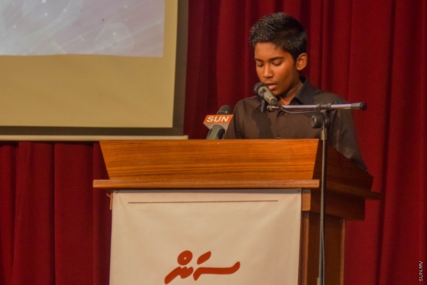 11 އޮކްޓޯބަރ 2016: ސަން ޤުރުއާން މުބާރާތް އަދި މަދަހަ މުބާރާތުގެ ނަތީޖާފާޅުކުރުމަށް މިރޭ އަހްމަދިއްޔާ އިންޓަނޭޝަނަލް ސުކޫލްގައި ބޭއްވި ރަސްމިއްޔާތުގެ ތެރެއިން---ސަން ފޮޓޯ