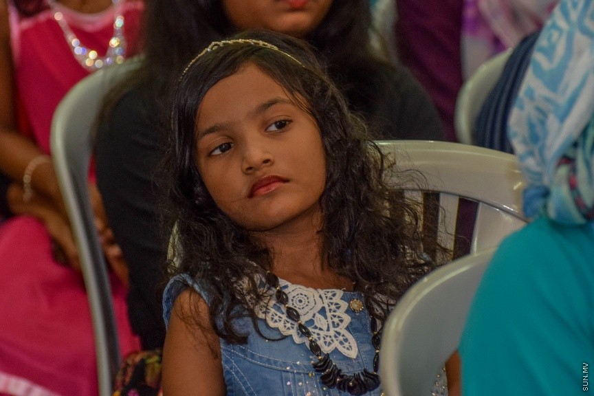 11 އޮކްޓޯބަރ 2016: ސަން ޤުރުއާން މުބާރާތް އަދި މަދަހަ މުބާރާތުގެ ނަތީޖާފާޅުކުރުމަށް މިރޭ އަހްމަދިއްޔާ އިންޓަނޭޝަނަލް ސުކޫލްގައި ބޭއްވި ރަސްމިއްޔާތުގެ ތެރެއިން---ސަން ފޮޓޯ