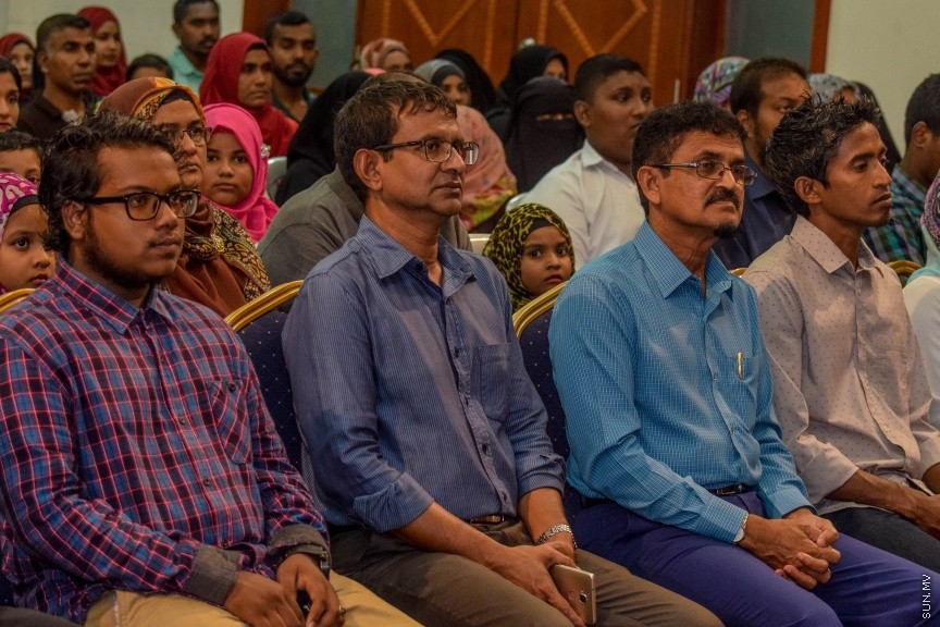 11 އޮކްޓޯބަރ 2016: ސަން ޤުރުއާން މުބާރާތް އަދި މަދަހަ މުބާރާތުގެ ނަތީޖާފާޅުކުރުމަށް މިރޭ އަހްމަދިއްޔާ އިންޓަނޭޝަނަލް ސުކޫލްގައި ބޭއްވި ރަސްމިއްޔާތުގެ ތެރެއިން---ސަން ފޮޓޯ